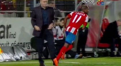 Τι άλλο θα δούμε; Πρόεδρος... μαρκάρει ποδοσφαιριστή!