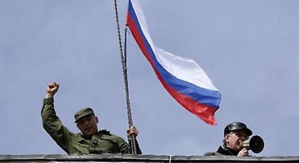Η ρωσική σημαία κυματίζει σε δεκάδες ουκρανικές εγκαταστάσεις στην Κριμαία