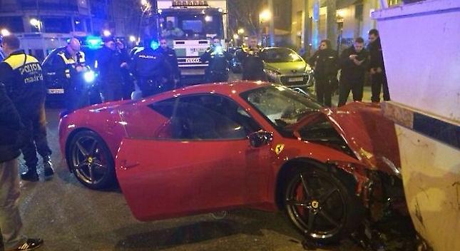 Τράκαρε την Ferrari του και το έβαλε στα πόδια…