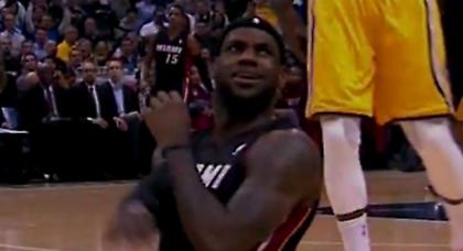 Διαιτητής έβαλε τρικλοποδιά στον ΛεΜπρόν (video)