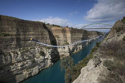 Πέταξε με αεροπλάνο μέσα από τον Ισθμό της Κορίνθου (video)