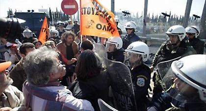 Συγκέντρωση καθηγητών και δασκάλων έξω από το υπ. Παιδείας