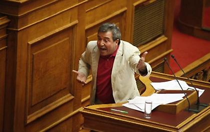 Διάλογοι επιπέδου πεζοδρομίου στη Βουλή