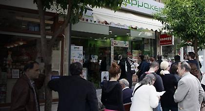 Ταλαιπωρία και το Σαββατοκύριακο έξω από τα φαρμακεία