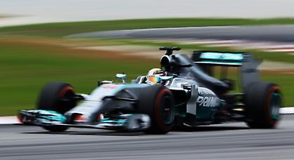 «Χόρεψε» στη βροχή ο Χάμιλτον!