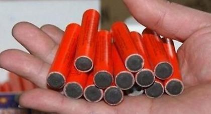 Χιλιάδες κροτίδες σε κατάστημα στον Τύρναβο