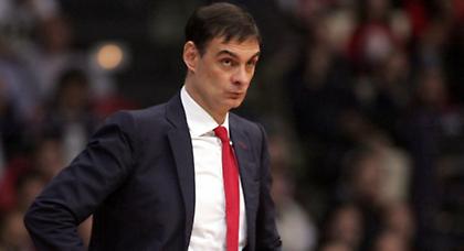 Μπαρτζώκας: «Έξω μας χειροκροτούν, εδώ μας φτύνουν»