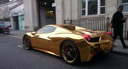 Έβαψε τη Ferrari του χρυσή