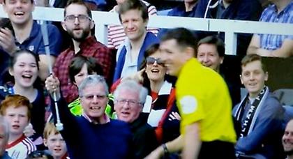 Προσέφερε… μπαστούνι τυφλών στο βοηθό! (video)