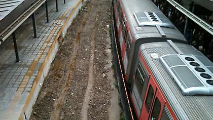 Άνδρας έπεσε στις ράγες στο σταθμό της Ομόνοιας