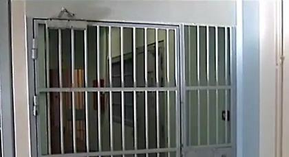 Πάρτι στο μεταγωγών με αστυνομικούς και αλλοδαπές κρατούμενες