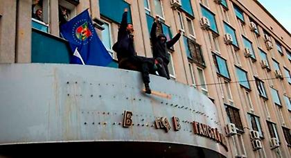 Μπαράζ καταλήψεων κυβερνητικών κτιρίων στην Ουκρανία