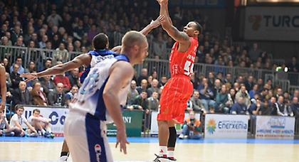 Ένα γύρο αήττητη η Αρμάνι