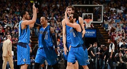 Τρεις μέσα, δύο στην… απέξω