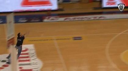 Το’ βαλε από το κέντρο και… πληρώθηκε (video)