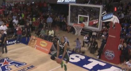 Απίστευτο κάρφωμα από ένα κολεγιόπαιδο (video)