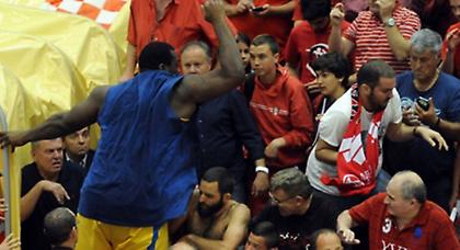 Επιτέθηκε σε οπαδούς ο Σχορτσανίτης (pics/video)