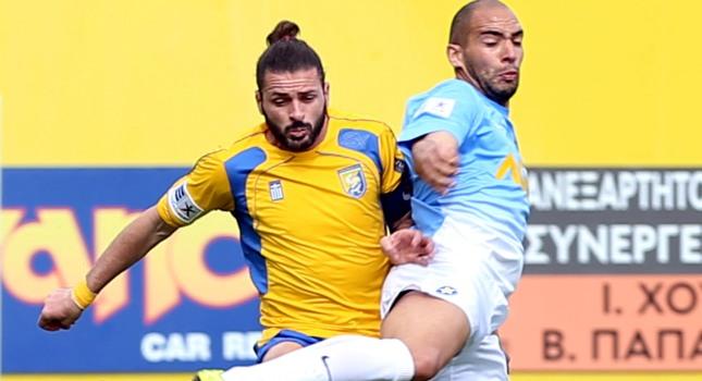 Ένας ανανεώνει, άλλος φεύγει