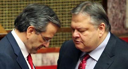 Γιατί χαίρεται ο κόσμος και χαμογελά πατέρα;