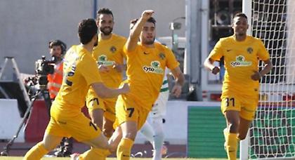 Δεν «ξεκολλάει» από την κορυφή