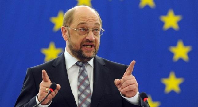 Ο Μ. Σουλτς απέρριψε ως «απαράδεκτη» ερώτηση του Ν. Χουντή