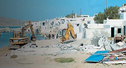 Οι επενδυτές πλήρωσαν τα ΜΑΤ να γκρεμίσουν τα αυθαίρετα στη Μύκονο