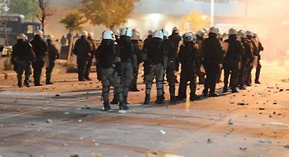 Λιποθύμησε οπαδός του ΠΑΟΚ από τα δακρυγόνα!