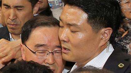 Ν. Κορέα: Πόνος και οργή από τους συγγενείς των αγνοουμένων - Επιτέθηκαν στον πρωθυπουργό