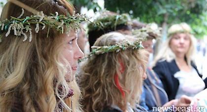 Με «αγκάθινα» στεφάνια οι καθαρίστριες στο Οικονομικών