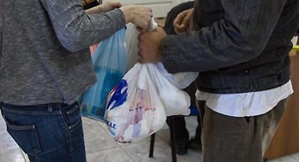 Δήμος Αθηναίων: Μοίρασε 3.850 πασχαλινά πακέτα μέσω του Κόμβου Αλληλοβοήθειας