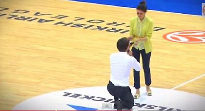 Πρόταση γάμου στο ΤΣΣΚΑ-Παναθηναϊκός (video)