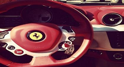 Ο Χάουαρντ αγόρασε Ferrari στον Πάρσονς