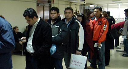 Ρομά, Πακιστανοί και Αλβανοί σπεύδουν για το κοινωνικό μέρισμα!