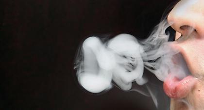 Ντροπή να καπνίζεις με το ζόρι δίπλα μου, φίλε…