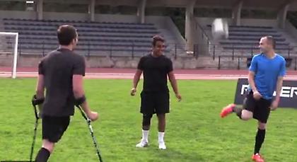 Ο Ινιέστα παίζει με φίλαθλο που έχει ένα πόδι (video)
