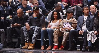 Άφησαν τους Νετς κι έβλεπαν… Rihanna (vid/pics)