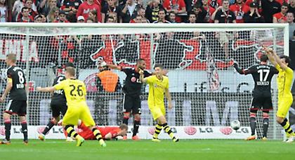 «Πέταξε το δώρο» η Λεβερκούζεν (video)