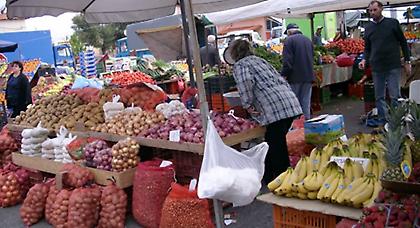 Σε απεργία διαρκείας παραγωγοί και πωλητές λαϊκών αγορών