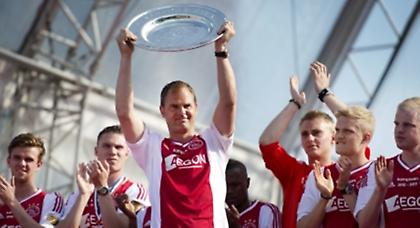 Παραμένει στο θρόνο του!