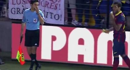 Πέταξαν μπανάνα στον Άλβες και… την έφαγε!