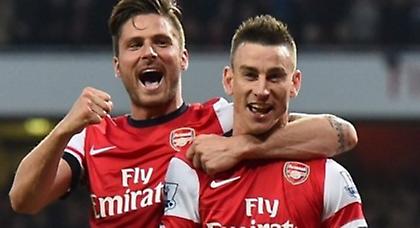 Ξετύλιξε δώρο και… σεντόνι η Άρσεναλ! (video)