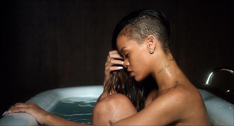 Επιτέλους η Rihanna τα πέταξε όλα!