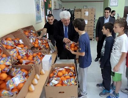 Συνεχίζεται η δωρεάν διανομή φρούτων στα δημοτικά