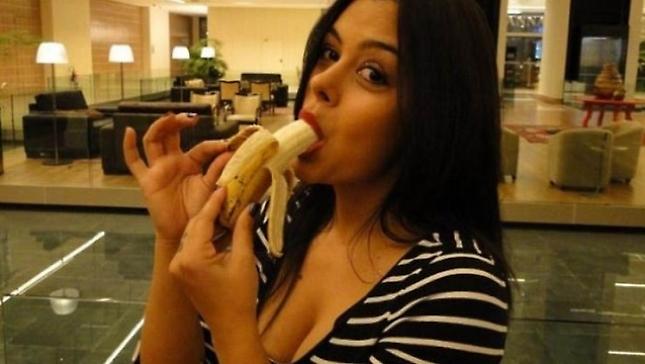 Η Λαρίσα Ρικέλμε και η μπανάνα!