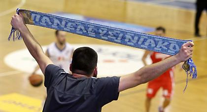 Δύο κλαίνε, ένας γελά, οκτώ συνεχίζουν