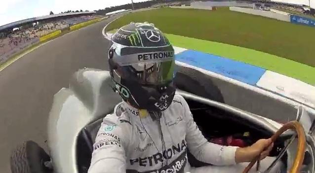 Οδηγεί και βγάζει… selfie ο Ρόσμπεργκ (video)