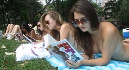 Γυναίκες διαβάζουν ολόγυμνες στο πάρκο! (pics)