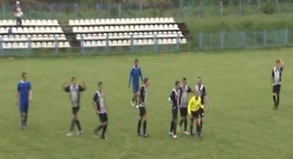 Ευτυχώς που ο τύπος δεν σφυρίζει στην Ελλάδα (video)