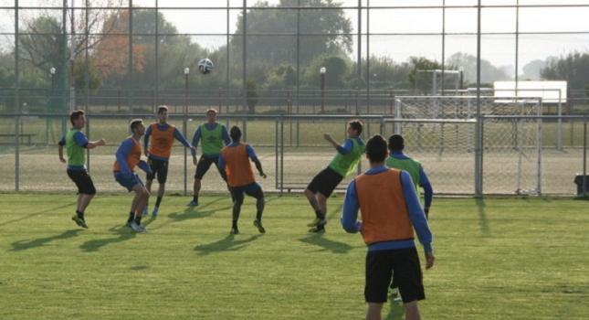 Μισή ντουζίνα απόντες