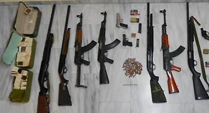 Συνελήφθη 58χρονος που είχε ολόκληρο οπλοστάσιο στο σπίτι του